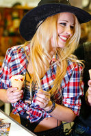 выставка мото парк девушка ковбойша мороженое