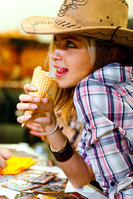 выставка мото парк девушка ковбойша ест мороженое