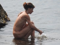 Девушка плавает без купальника