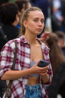 Девушка на Красной площади без лифчика