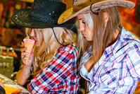 выставка мото парк девушки в ковбойских шляпах