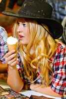 выставка мото парк ковбойша ест мороженое