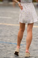 Девушка на улице в коротком платье