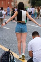 Фотоохота на девушку с пирсингом в сосках под одеждой