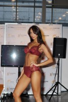 девушка на показе нижнего белья Lingerie-Expo