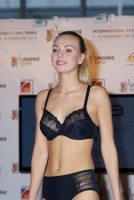 девушка на показе нижнего белья Lingerie-Expo