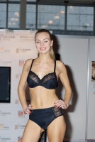 девушка в нижнем белье на показе Lingerie-Expo