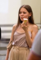 Девушка ест мороженое на улице