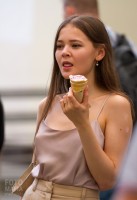 Сексуальное поедание мороженого