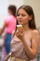Девушка ест мороженое на улице