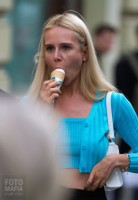 Фотоохота на девушку с мороженым на улице