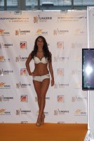девушка в нижнем белье на показе Lingerie-Expo