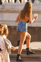 Девушка с голой попкой на улице