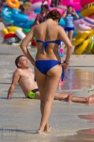Девушка в бикини на пляже