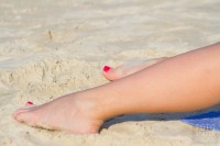 Ножки с педикюром на пляже