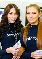 портрет девушек на выставке мото парк interphone