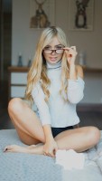 Сексуальная девушка в очках