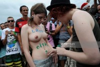 Девушка показывает грудь на улице