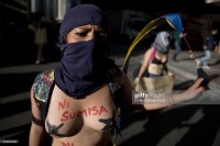 Девушка на протесте топлес