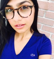 Mia Khalifa в очках