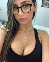 Mia Khalifa в очках