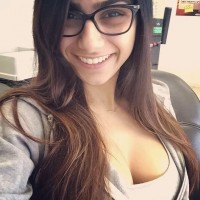 Mia Khalifa в очках