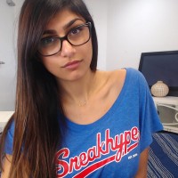 Сексуальная арабская девушка в очках