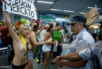 Девушка протестует голышом