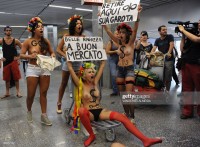 Девушка протестует голышом