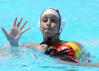 Девушка с голой грудью водное поло