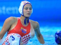 Девушка водного поло с голой грудью