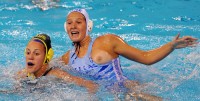 Девушка водного поло с голой грудью
