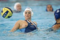 Девушка водного поло с голой грудью