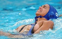У девушки оголяется грудь на водном поло