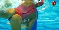Девушка в купальнике под водой