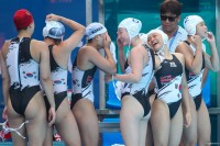 Спортсменки водного поло в купальниках