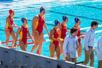 Спортсменки водного поло в купальниках