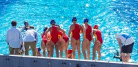 Спортсменки водного поло в купальниках