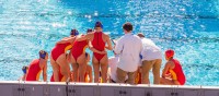 Спортсменки водного поло в купальниках