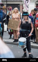Laura Amherst топлес на протесте