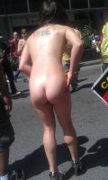 Полностью голая на гей-параде