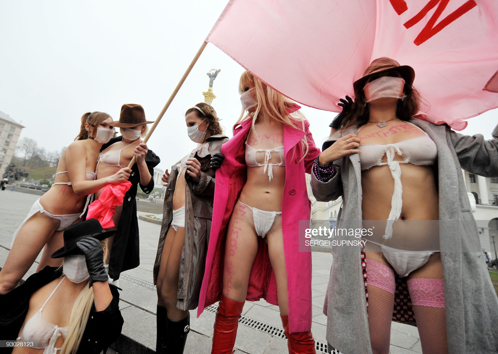 Активистки Femen