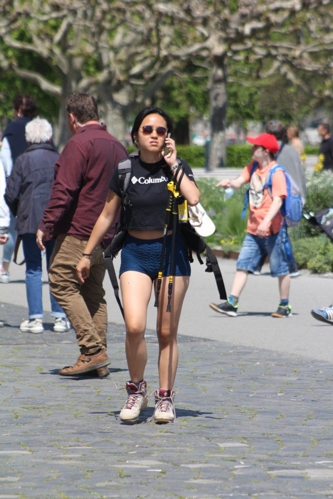 Девушка в шортиках на улице Германии