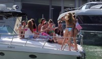 Девушки в бикини на яхте