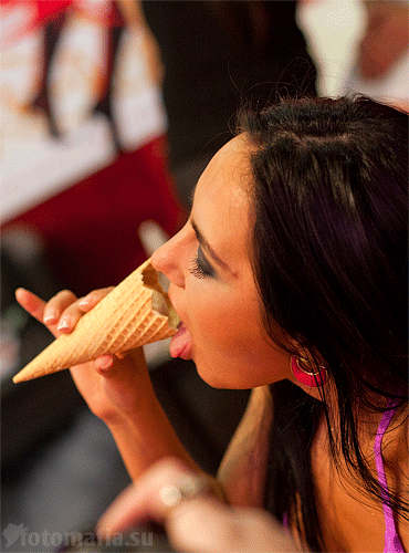 девушка сексуально развратно лижет мороженое
